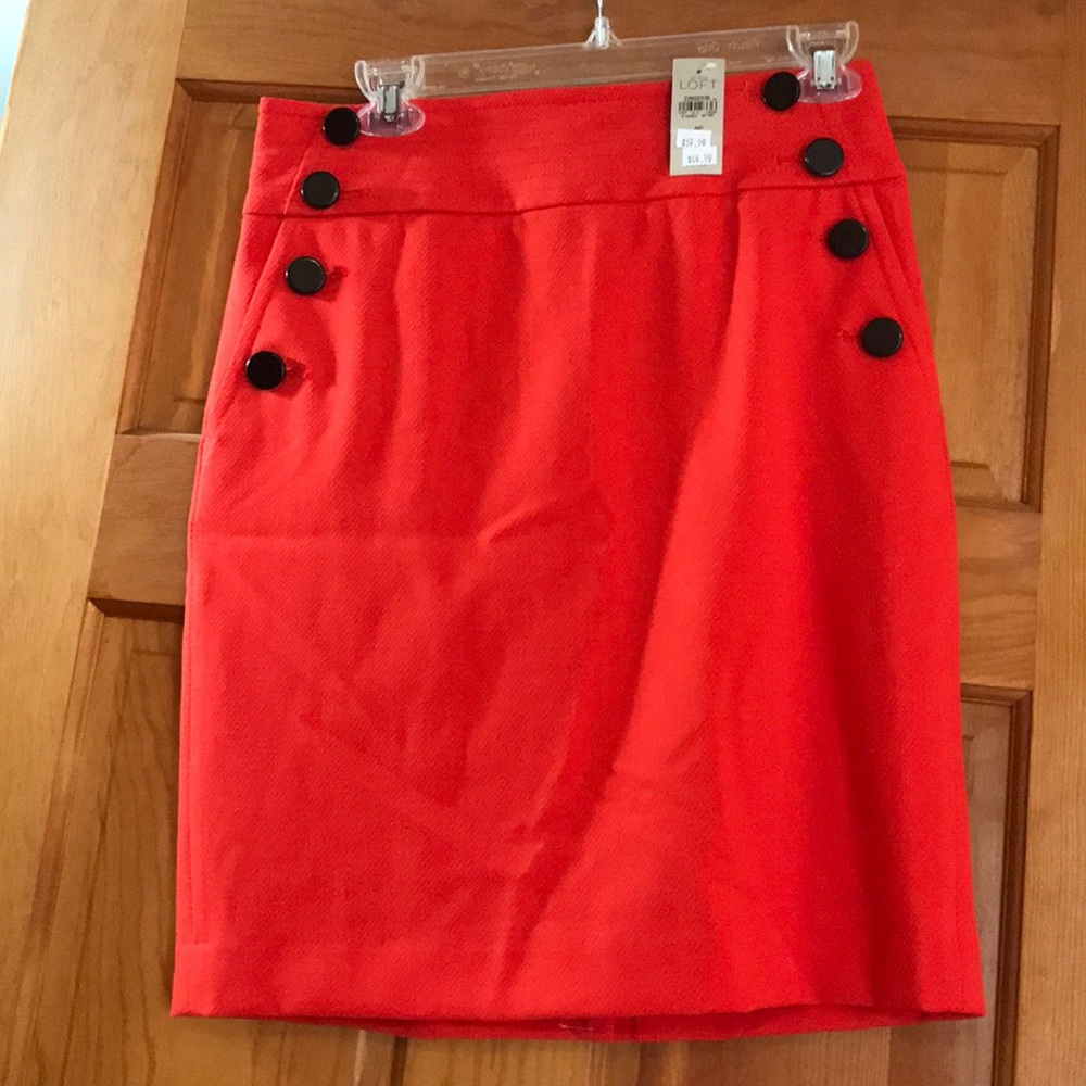 NWT. Loft. 6P. Pencil skirt. Black button detail.